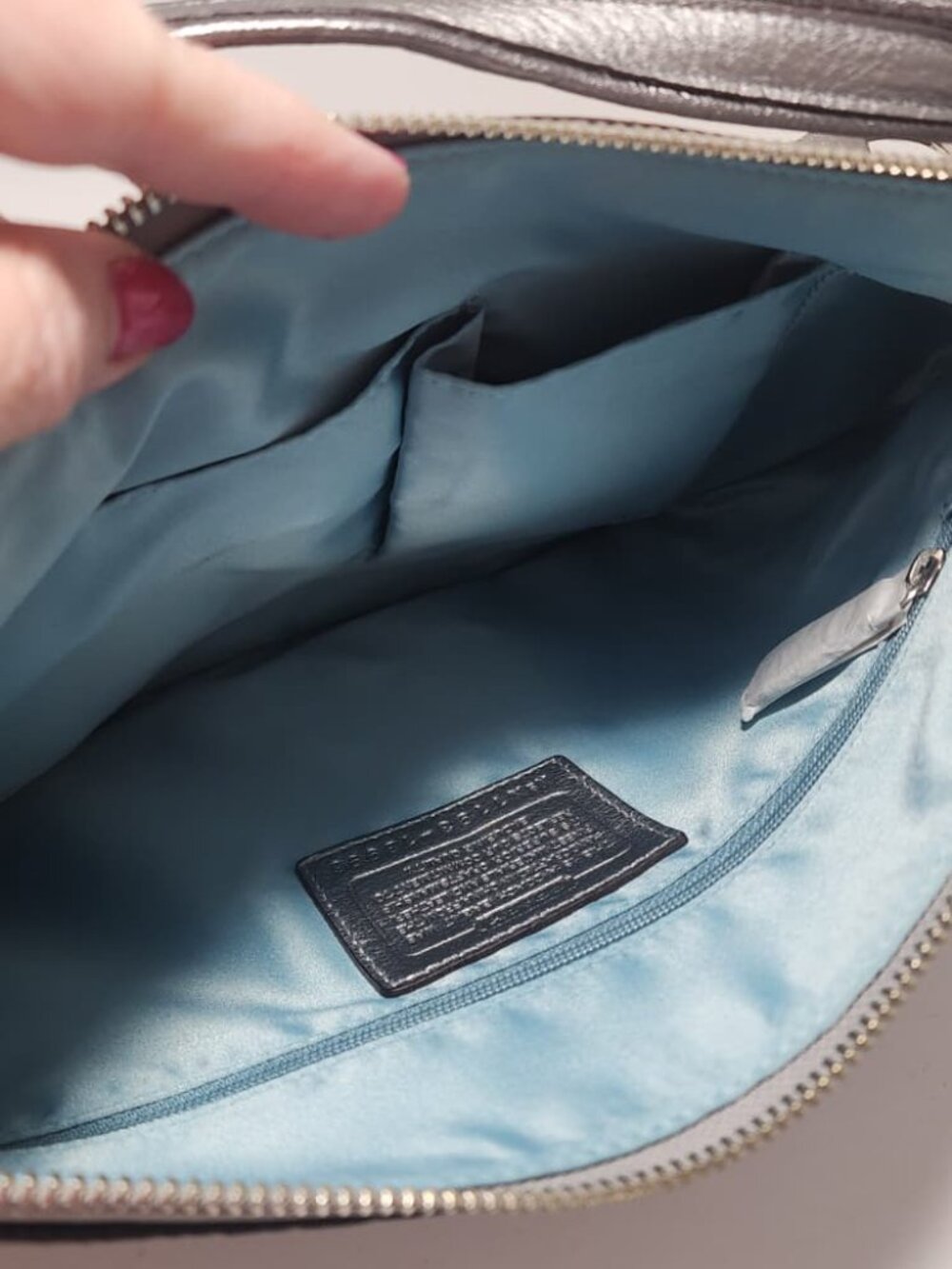 Coach - Matte Silver Leather Crossbody with tab pockets - Picture 5 of 5